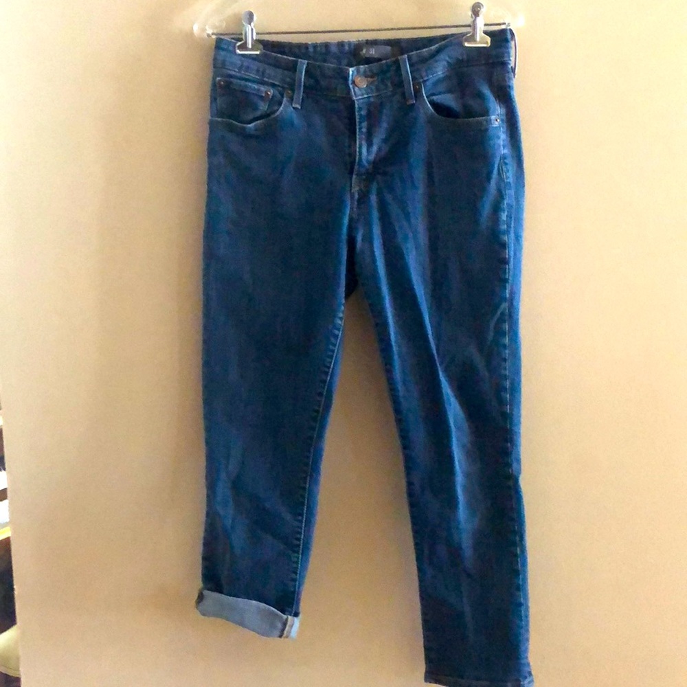 Levi Capris in excellent condition. Can be rolled up to create a cuff